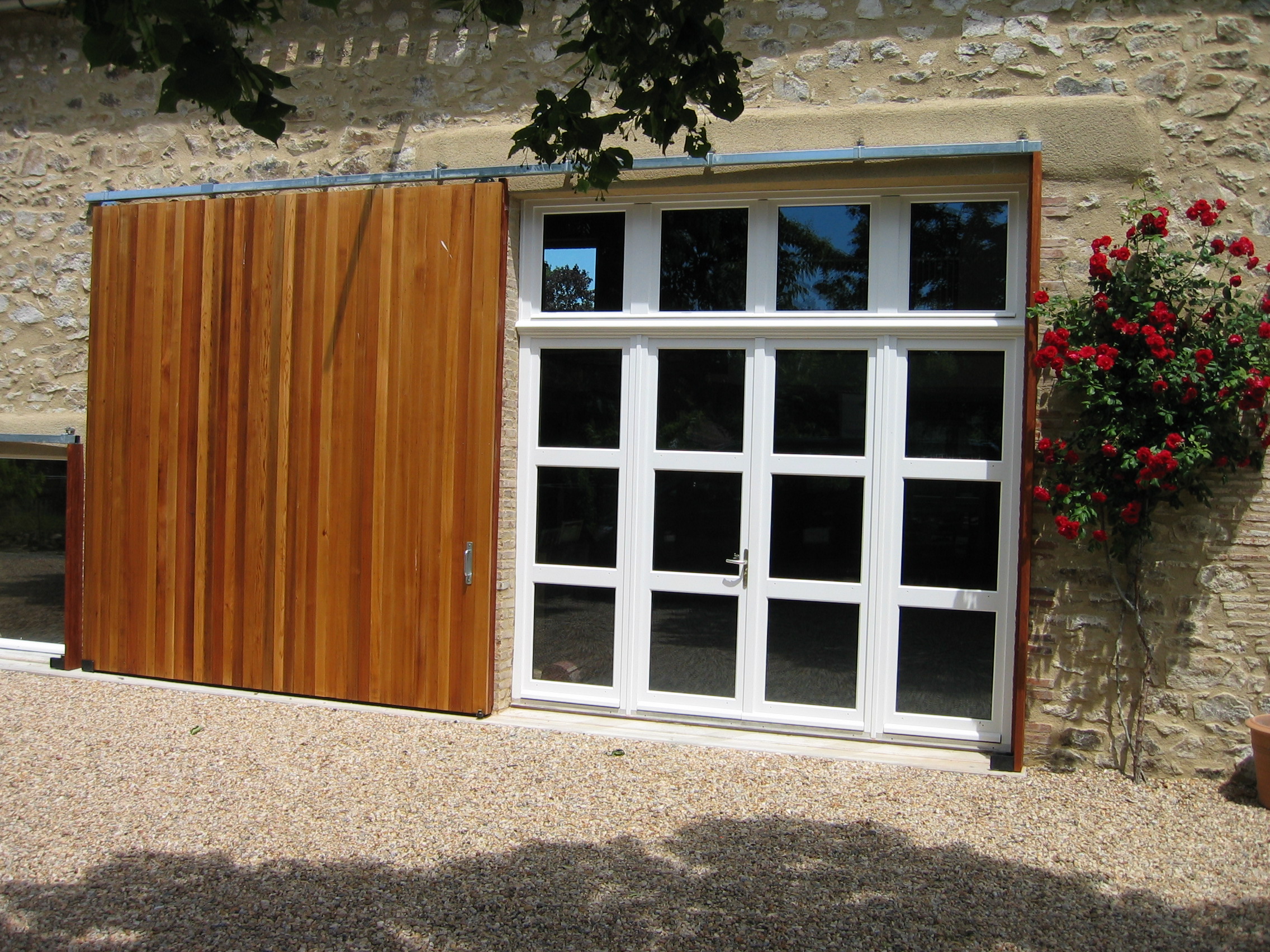 Menuiserie extérieur et volet coulissant en bois
